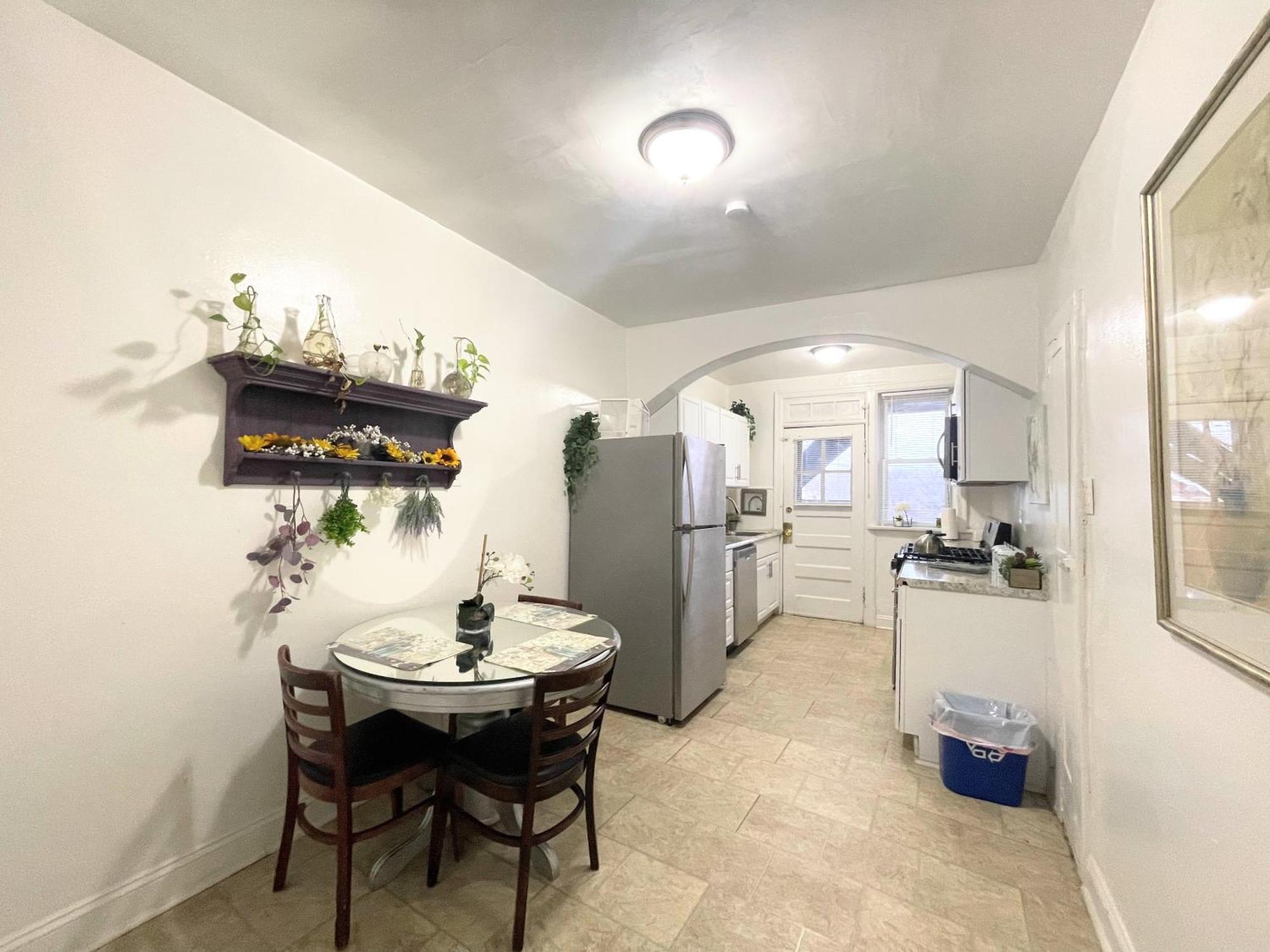 Garden Style @ Forest Park & City! Apartment